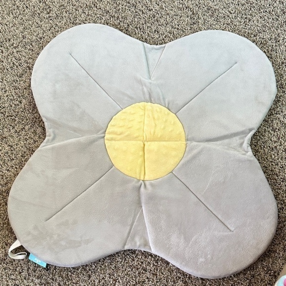 Gray Flower-Shaped Baby Bathing Seat /Mat with Yellow Center